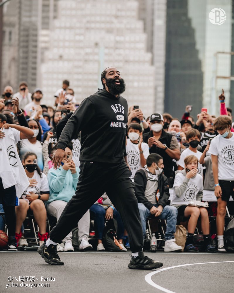 西汉姆训练开放日，清晨官宣签约引欢呼，法甲在即，资深球员宣示担当