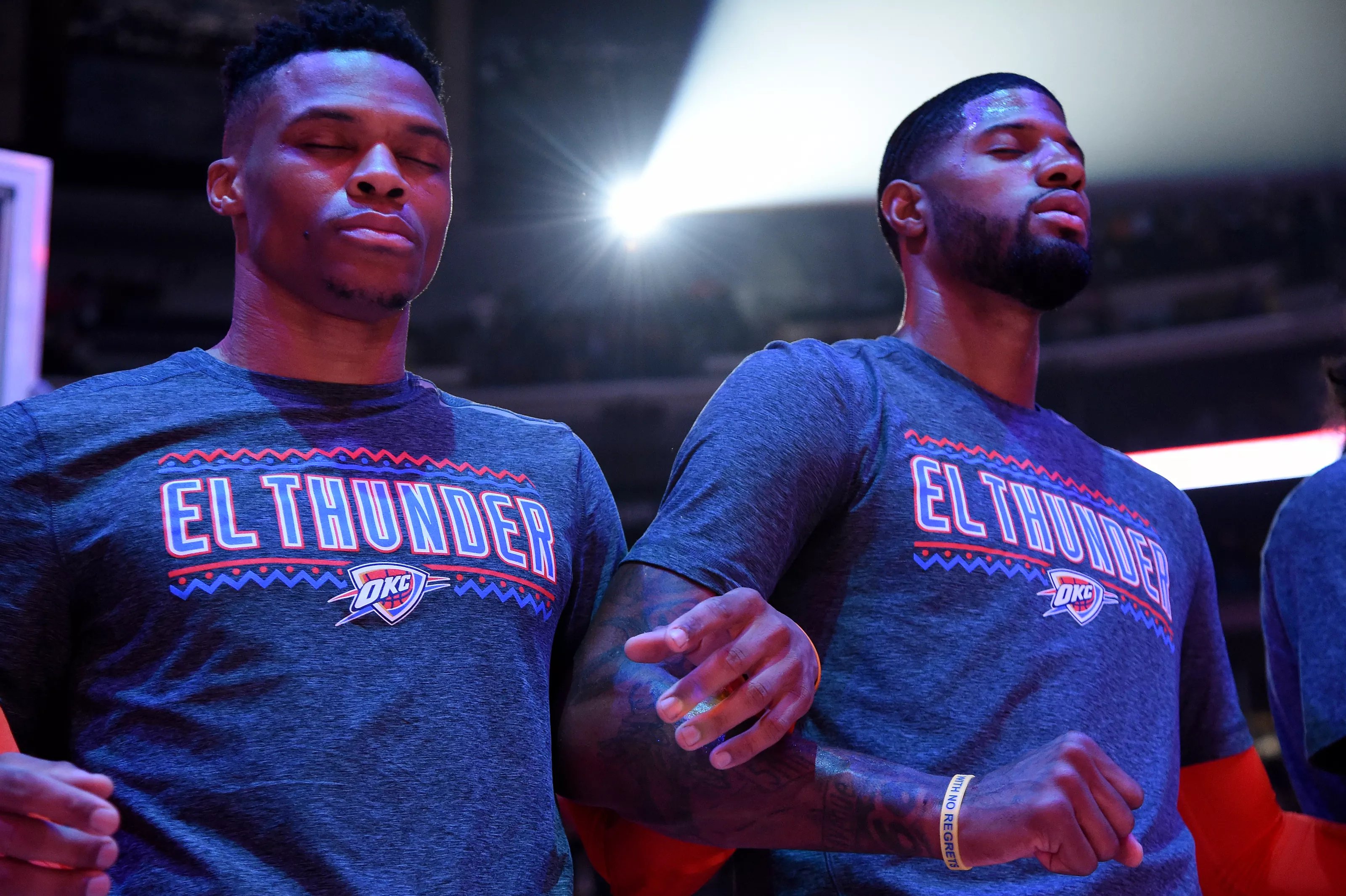 关键时刻社区盾焦点战;俄克拉荷马雷霆门线救险;气氛紧张;团队化学反应显著 关键时刻社区盾焦点战;俄克拉荷马雷霆门线救险;气氛紧张;团队化学反应显著