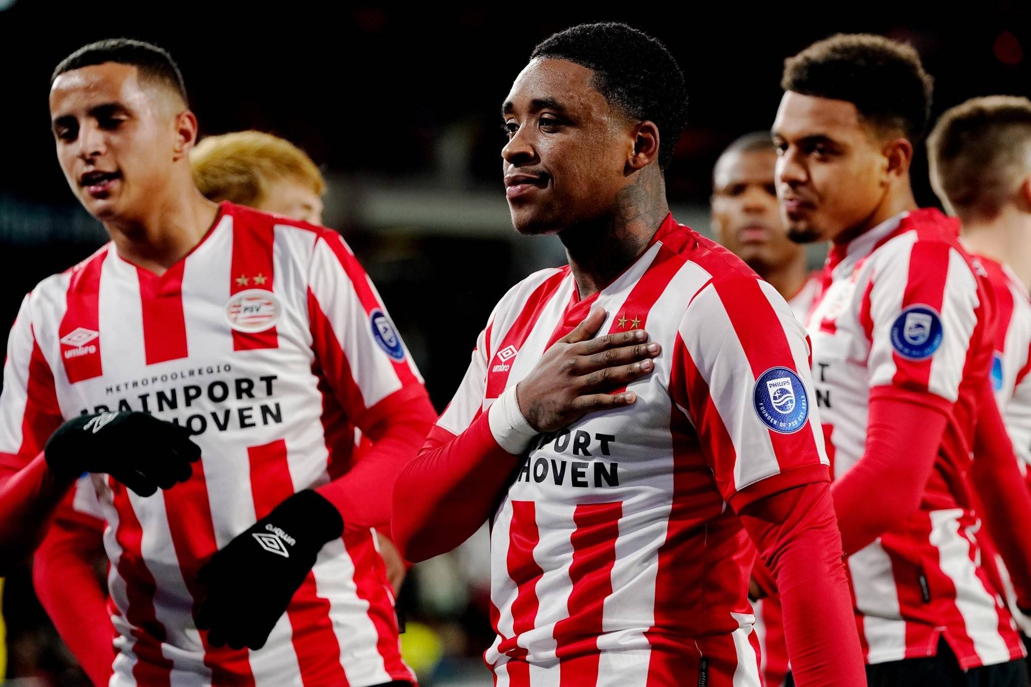 包含今晚埃因霍温调整名单以备荷甲，战术微调环节打磨，态度坚定，年轻球员得到机会的词条